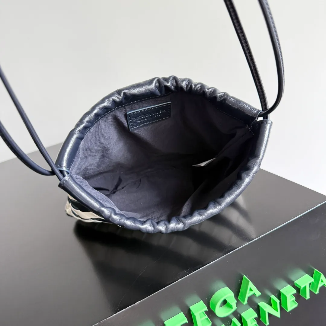 Batch 1360 BOTTEGA VENETA DUSTBAG mini size is officially launched📣📣. It still continues the classic weaving process. The lazy and casual feeling presented by the drawstring pockets is not too suitable for summer. The small back is light and convenient. It is enough to bring lipstick and tissues when going out every day. It is not easy to make mistakes with any clothes. The shoulder strap has a buckle and pull-out design, which can be adjusted to unlock multiple carrying methods. Style number: 816987 Size: 21*16.6*1cm